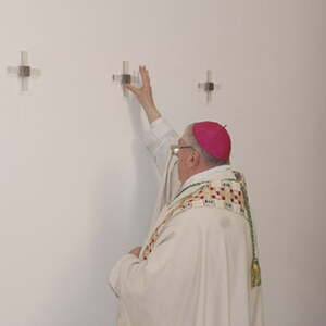Bischof Dr. Ludwig Schwarz segnet die Apostelkreuze