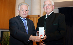 Landeshauptmann Dr. Josef Pühringer (l.) ehrte Konsulent Prof. Mag. Uwe Christian Harrer. © Kraml / Land OÖ
