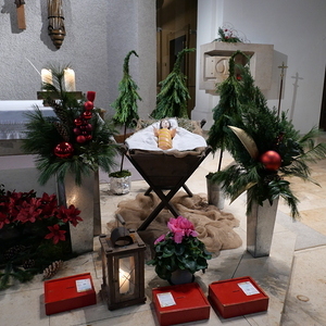 Weihnachtlich geschmückte Kirche in Kleinmünchen