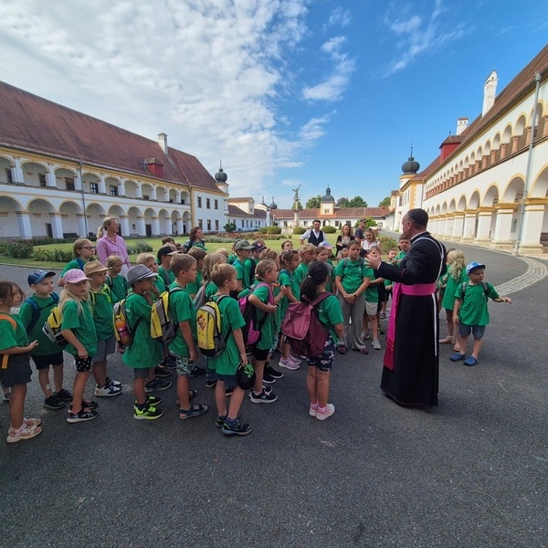 Wallfahrt nach Reichersberg / Pfarre Maria Schmolln die Kinder der VS in Reichersberg