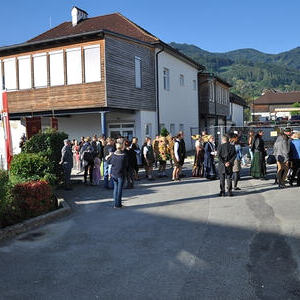 Die Kirchengemeinde beim Einzug in die Kirche