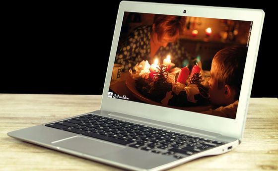 Laptop mit Adventkranz