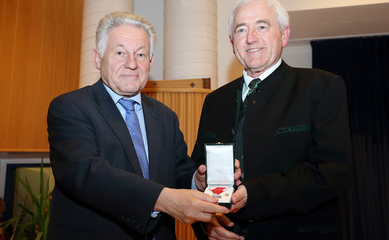 Landeshauptmann Dr. Josef Pühringer (l.) ehrte Konsulent Prof. Mag. Uwe Christian Harrer. © Kraml / Land OÖ