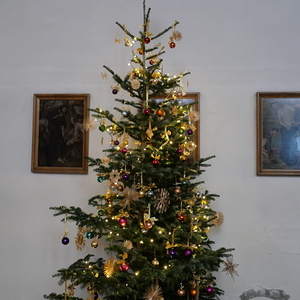 Weihnachtlich geschmückte Kirche in Kleinmünchen